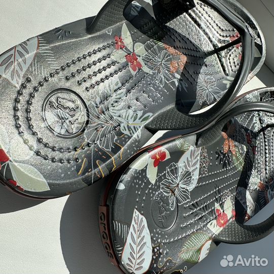 Сланцы Crocs Crocband Botanical Print Flip