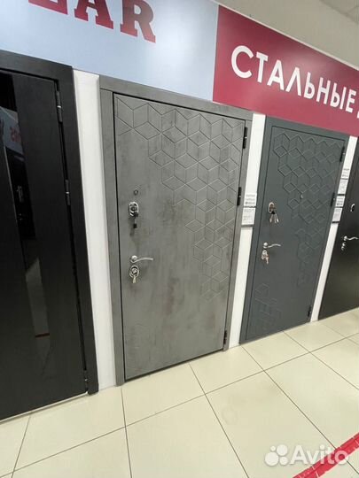 Дверь входная в квартиру с зеркалом