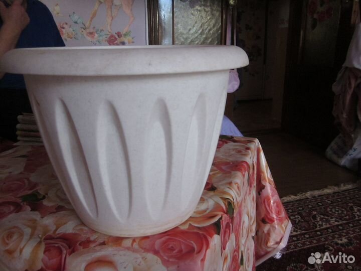 Большой цветочный горшок
