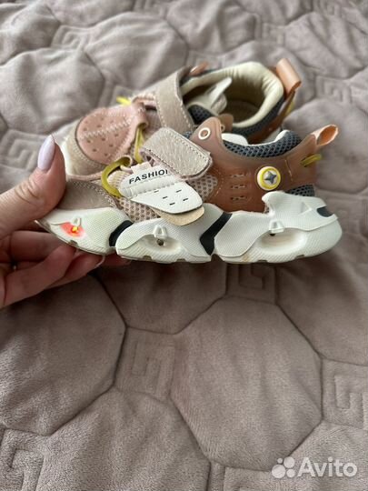 Кроссовки для девочки, светятся размер 24