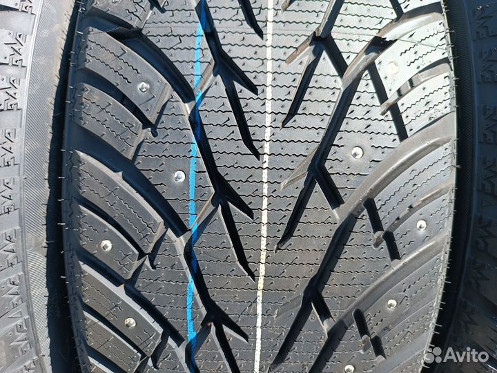 Royal Black Royal Stud 215/55 R17 98V