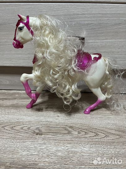 Лошадь с гривой и крыльями