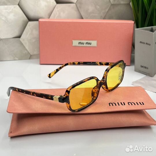 Солнцезащитные очки Miu Miu