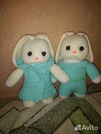 Вязаные игрушки зайки-пара