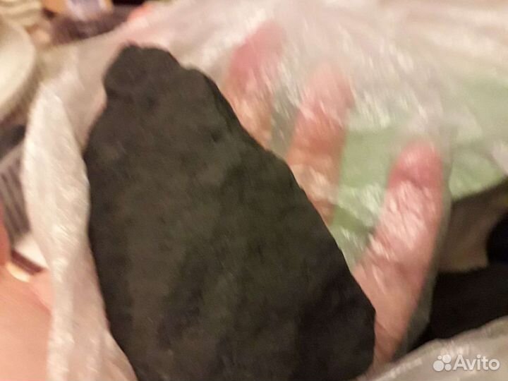 Шунгит феллереновый, высокоуглеродистый, крупные