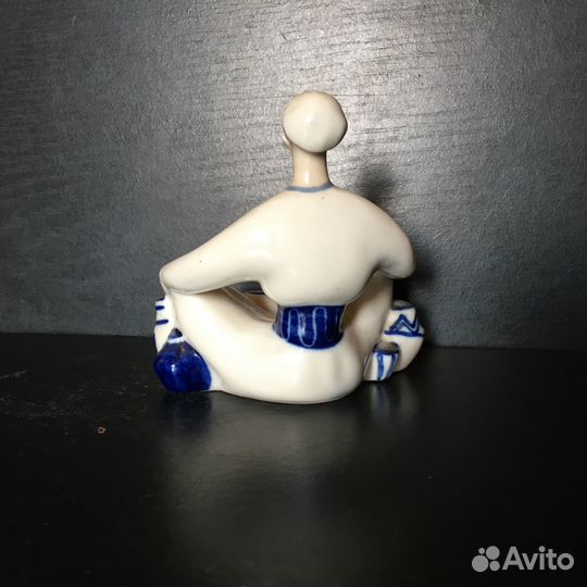 Фарфоровая статуэтка 