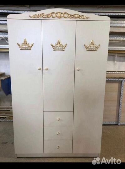 Шкаф детский трехстворчатый