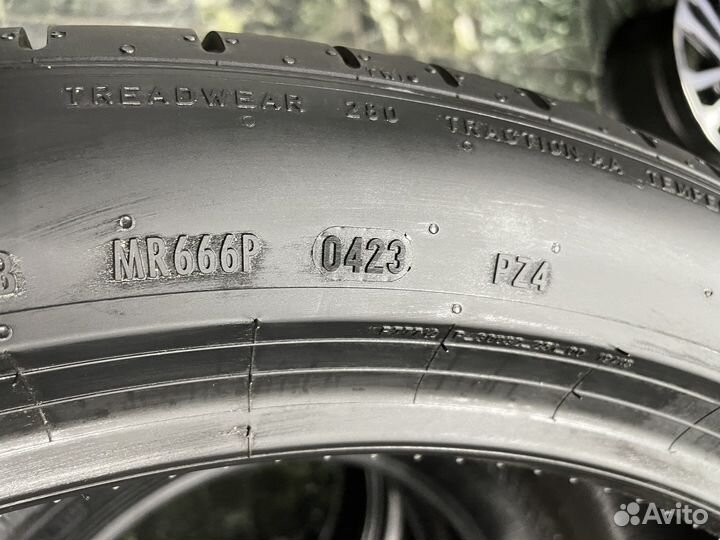 Pirelli P Zero PZ4 275/40 R21 и 315/35 R21 107Y