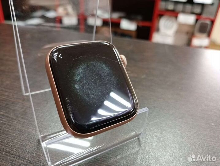 2) Apple Watch Series 6 44mm