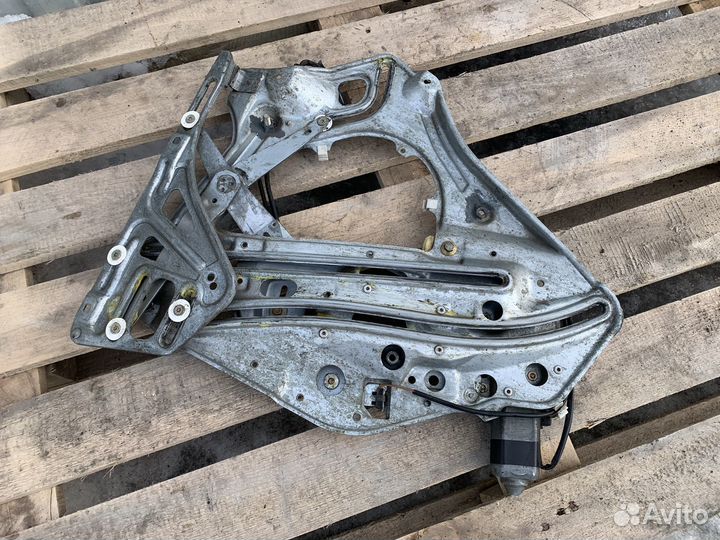 Стеклоподъемник задний левый BMW E31 840Ci 850Ci