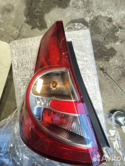 Фонарь левый Renault Sandero 82 00 734 825