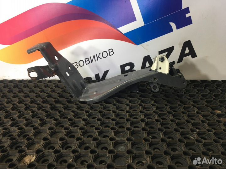 Кронштейн фары правый Volvo FH