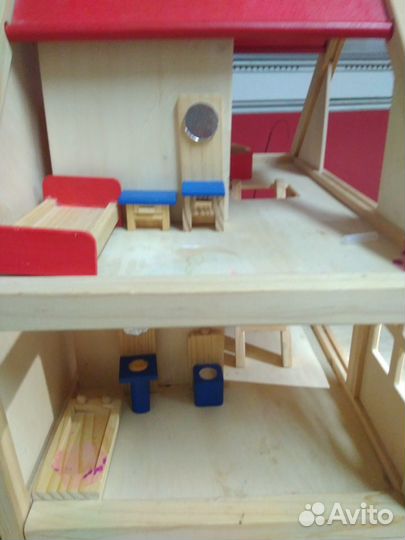 Деревянный кукольный домик