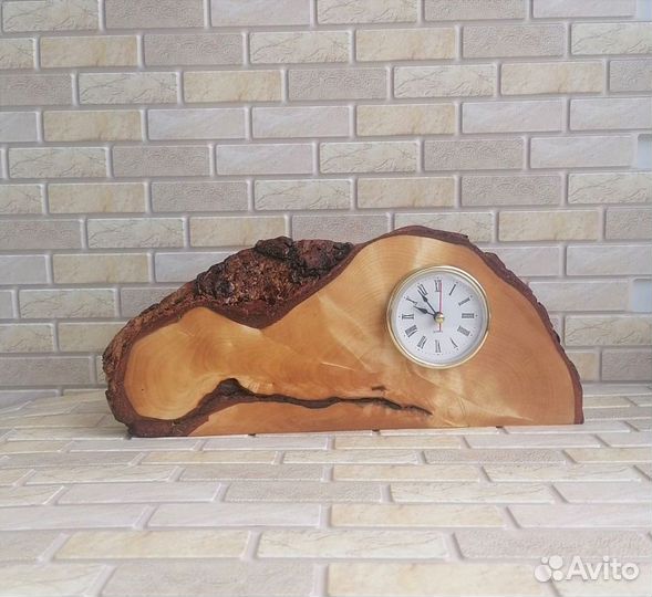 Настольные часы из дерева