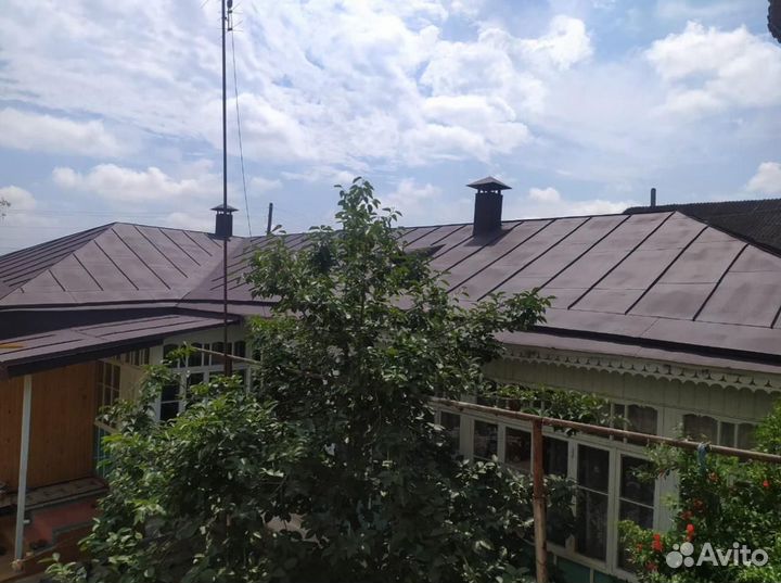 Покраска крыши дома