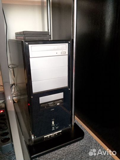 Компьютер.Монитор.Сист.блок.Стол. Кресло