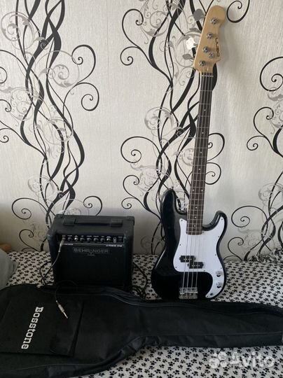 Бас гитара с комбоусилителем