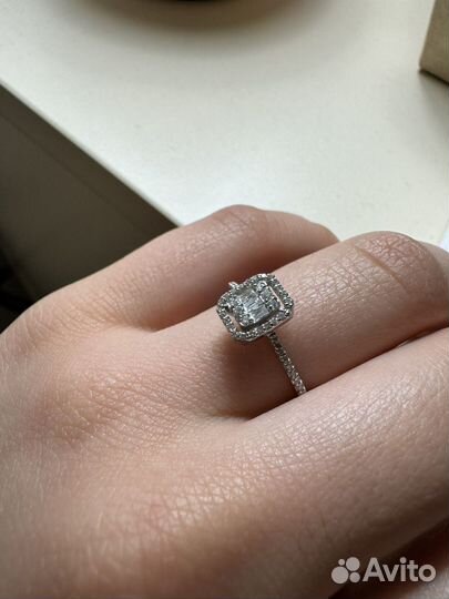 Кольцо с бриллиантом