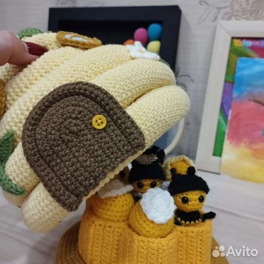 Вязаный улей с пчелками