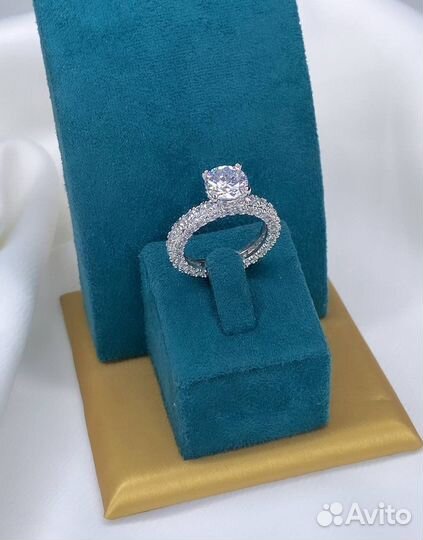 Кольцо с цирконами