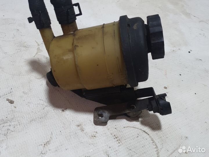 Бачек гура с кронштейном Хендай Элантра 3 XD