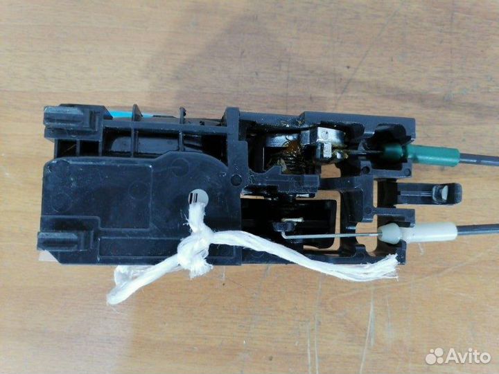 Замок двери задний правый Toyota Wish ZNE10G 1zzfe