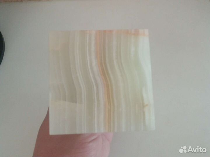 Пирамида нат.мраморный оникс нов.7,5*7,5*8см