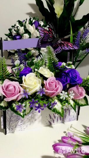 Корзина с букетом из пенных роз