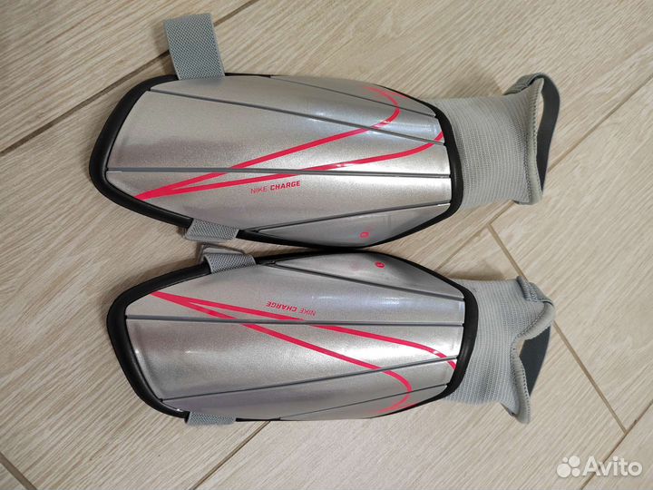 Футбольные детские щитки Nike Charge