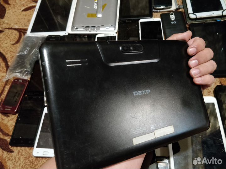 Набор планшетов и телефонов