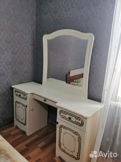 Комод белый зеркалом