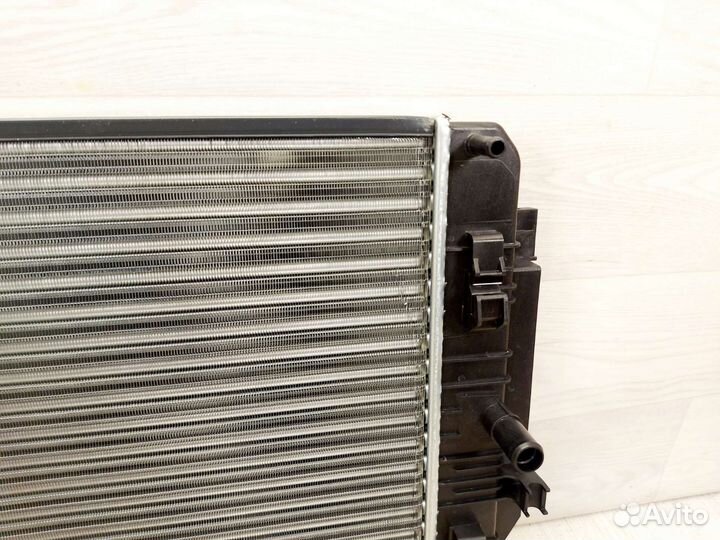 Радиатор охлаждения Volkswagen Crafter