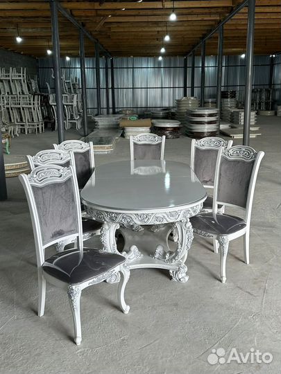 Стол и стулья