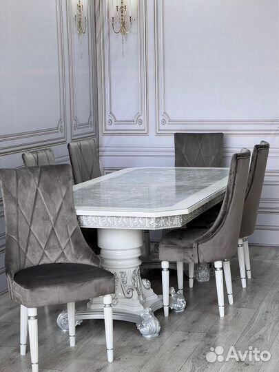 Стол и стулья