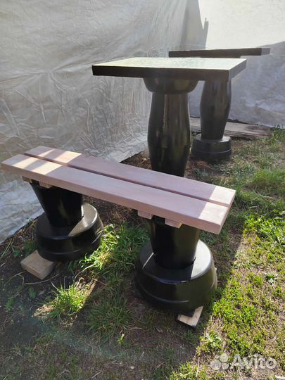 Стол и лавочка на кладбище