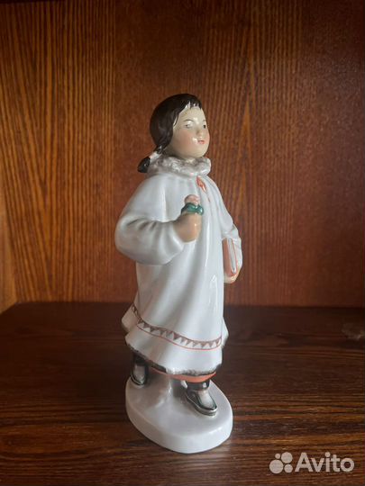 Фарфоровая статуэтка якутка с цветком лфз