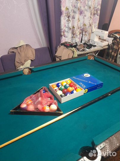 Бильярдный стол с шарами и кием