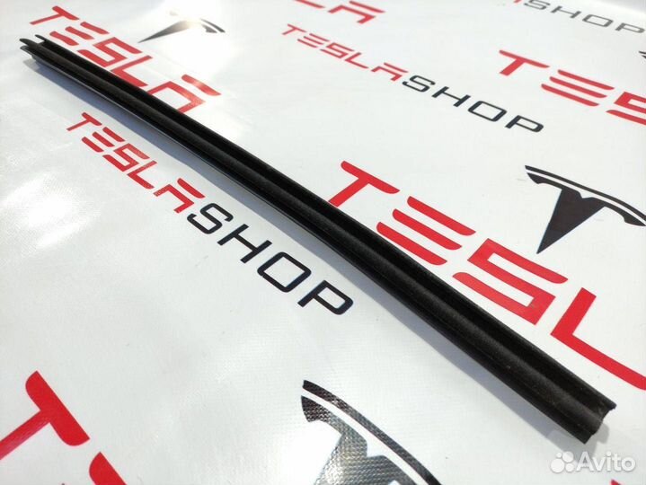 Уплотнитель стекла внутренний двери Tesla Model S