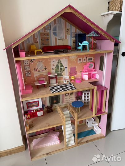 Большой кукольный дом с мебелью