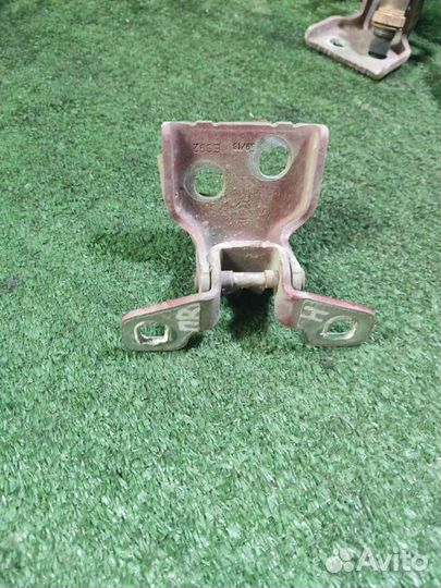 Петля двери LADA Largus Cross