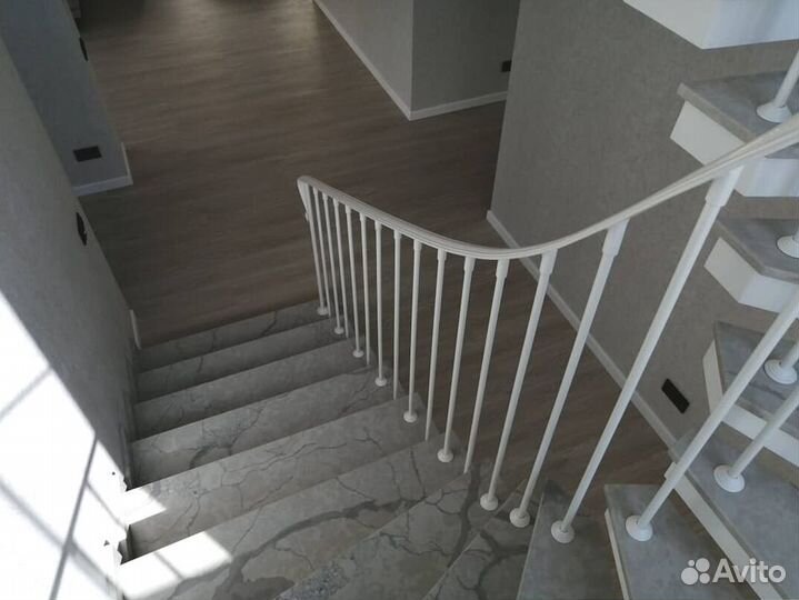 Лестница из акрилового камня