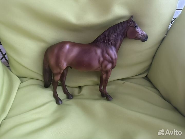 Конь breyer жеребец