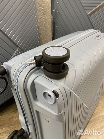 Чемодан на колесах противоударный новый