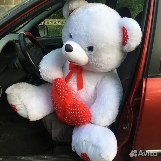 Большой плюшевый медведь