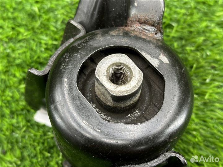 Подушка двигателя 81 т. км передняя правая Toyota