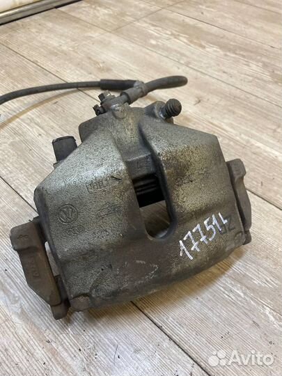 Суппорт передний левый Volkswagen Passat B7