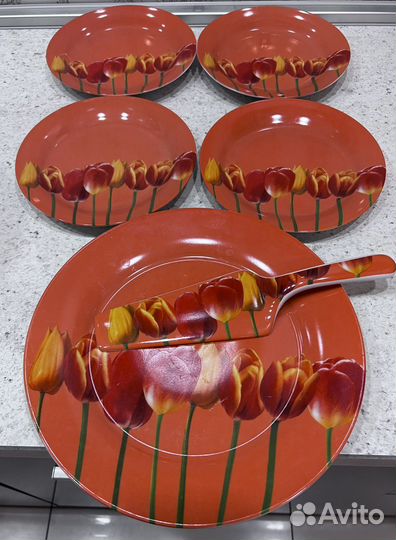 Блюдо с лопаткой и тарелки для торта