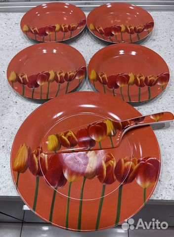 Блюдо с лопаткой и тарелки для торта