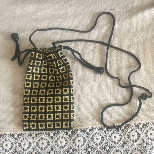 Нарядный чехол для телефона на шнурке