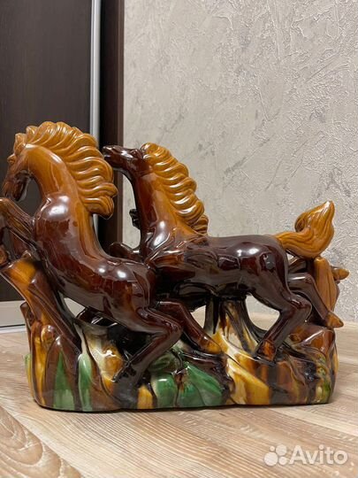 Стильная фарфоровая статуэтка коней